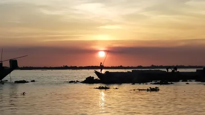 মুন্সীগঞ্জের গজারিয়া উপজেলার মেঘনা নদীর তীর ঘেঁষে গড়ে ওঠা ষোলআনী (ছবি: সংগৃহীত)
