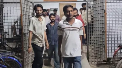ছবি-ভিডিওতে হামলাকারীদের স্পষ্ট দেখা গেলেও অজ্ঞাতনামাদের আসামি করে মামলা করায় ক্ষোভ প্রকাশ করেছেন বিশ্ববিদ্যালয়ের সাংবাদিকরা