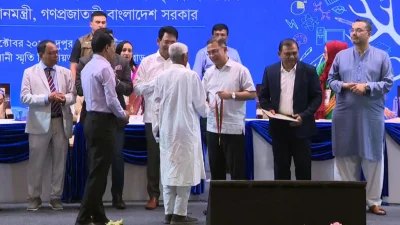 সম্মাননা নিচ্ছেন ‘এক টাকার শিক্ষক’ হিসেবে পরিচিত মো. লুৎফর রহমান