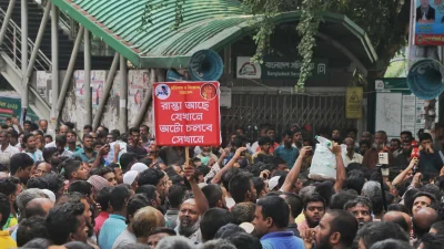 রাজধানীতে সড়ক অবরোধ করে মিছিল করেছে ব্যাটারিচালিত অটোরিক্সা চালকরা। ছবি : আহাদুল করিম খান
