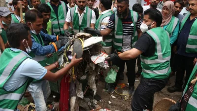 মুক্তিযুদ্ধবিষয়ক প্রতিমন্ত্রী ও ঢাকা-৬ আসনের সংসদ সদস্য ইশরাক হোসেনের নেতৃত্বে গেন্ডারিয়া এলাকায় বিভিন্ন সড়ক ও ড্রেন পরিষ্কার করা হয়