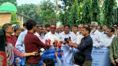 সাংবাদিকদের সঙ্গে কথা বলছেন স্বাস্থ্য প্রতিমন্ত্রী ডা. এম এ মুহিত