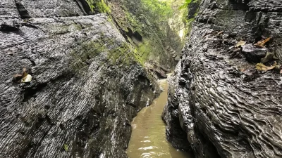 চট্টগ্রাম বিশ্ববিদ্যালয় এলাকার ভেতরে লুকিয়ে থাকা রোমাঞ্চকর চালন্দা গিরিপথ (ছবি: সংগৃহীত)
