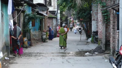 সাবেক শিক্ষক গণপতি চক্রবর্তী, তার স্ত্রী, মেয়ে ও একমাত্র ছেলেসহ চার জনকে হত্যার ঘটনার প্রায় দেড় মাস পেরিয়ে গেলেও আতঙ্ক কাটেনি মহল্লাবাসীর