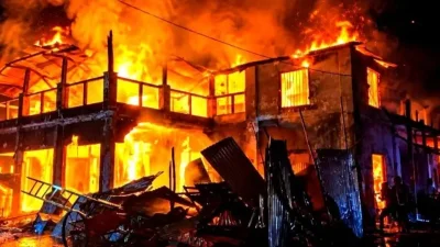 অগ্নিকাণ্ডে পুড়ে গেছে গৌরীপুরের ঐতিহ্যবাহী ঝলমল সিনেমা হলসহ ২০টি দোকান। ছবি: সংগৃহীত