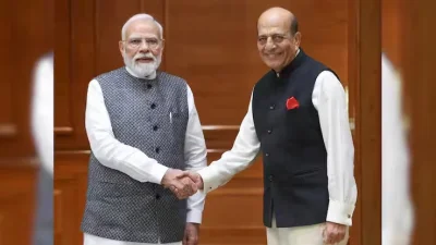ভারতের প্রধানমন্ত্রী নরেন্দ্র মোদির সঙ্গে বৈঠক করেছেন বাংলাদেশে নিযুক্ত ভারতের হাইকমিশনার দীনেশ ত্রিবেদী। ফাইল ছবি: এনডিটিভি