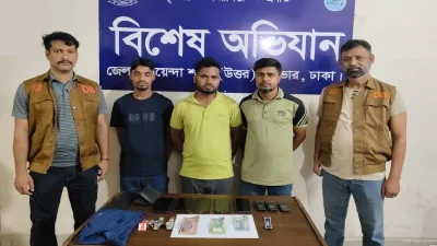 গ্রেফতার তিন আসামির সঙ্গে ডিবির সদস্য
