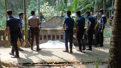 প্রশাসনের উপস্থিতিতে কবর থেকে বাবা-ছেলের মরদেহ উত্তোলন