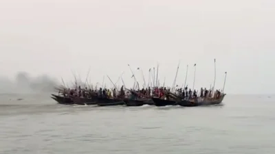 নৌকায় মাছ শিকার করছেন জেলেরা