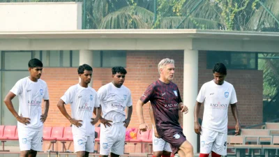 অনূর্ধ্ব-১৭ দলের সঙ্গে ক্রুইফ।