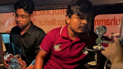 সংঘর্ষের পর একজনকে অ্যাম্বুলেন্সে হাসপাতালে নেওয়া হয়