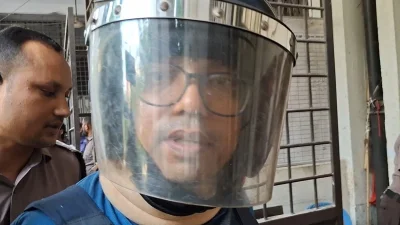জুনাইদ আহমেদ পলককে আদালতে নেওয়ার সময়