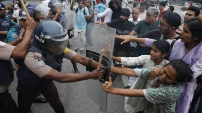 বিক্ষোভের সময় অ্যাকশনে পুলিশ
