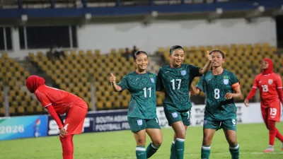 বাংলাদেশ নারী ফুটবল দলের সদস্যরা। ফাইল ছবি সংগৃহীত