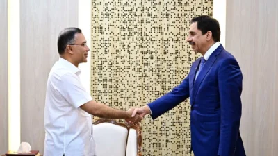বৃহস্পতিবার সচিবালয়ে প্রধানমন্ত্রী তারেক রহমানের সঙ্গে সাক্ষাৎ করেন ডিপি ওয়ার্ল্ডের বোর্ড অব ডিরেক্টরসের চেয়ারম্যান ঈসা কাজিম, ছবি : পিএমও
