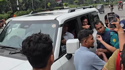 মন্ত্রী বললেন বাবা শোনো, বিক্ষোভকারী বললেন ‘এখানে দেশ বিক্রি হচ্ছে, ঢুকতে দেবো না’