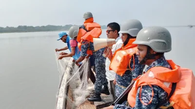 নদীতে টহল দিচ্ছেন নৌবাহিনীর সদস্যরা