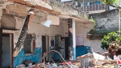রাড্ডা ক্লিনিকে হামলা পর ধ্বংসস্তুপ