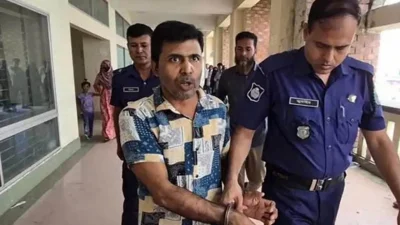 রায় ঘোষণার পর দণ্ডপ্রাপ্ত নুর ইসলামকে আদালত থেকে কারাগারে নিয়ে যায় পুলিশ