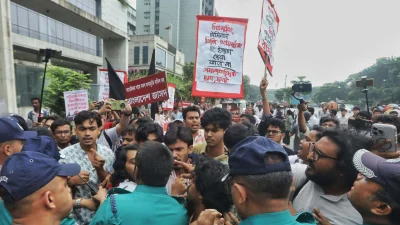 ডিপি ওয়ার্ল্ডের সঙ্গে চুক্তির পর আগারগাঁওয়ে বিক্ষোভ করেন সিপিডির নেতাকর্মীরা।