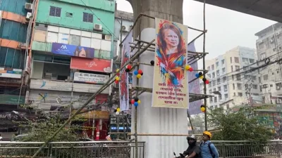 মেট্রোরেলের পিলারে খালেদা জিয়ার ছবি অঙ্কন করা হচ্ছে।