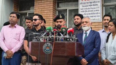 সংবাদ সম্মেলনে কথা বলছেন এসআরবি কর্মকর্তা লেফটেন্যান্ট কর্নেল হাফিজুর রহমান