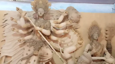 চারদিকে উৎসবের সাজ: দুয়ারে পা ফেলবেন দেবী দুর্গা, চলছে গ্রহণের প্রস্তুতি