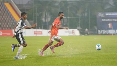 হ্যাটট্রিক করেন সাব্বির (লাল জার্সি)।