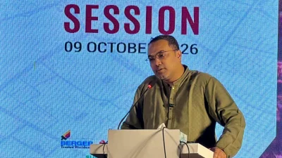 বক্তব্য রাখছেন প্রধানমন্ত্রীর উপদেষ্টা ও তার কার্যালয়ের মুখপাত্র মাহ্‌দী আমিন