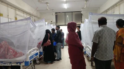 হাসপাতালে ডেঙ্গু ও সন্দেহজনক হামে আক্রান্ত রোগীদের পাশে স্বজনরা