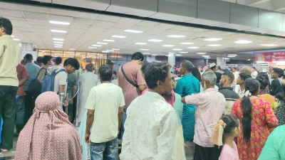 বিমানবন্দরে মানুষের জটলা