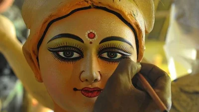দুর্গামূর্তিতে রং করা হচ্ছে (ছবি: সংগৃহীত)