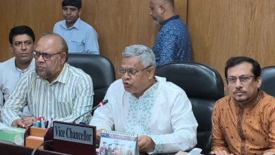রাজশাহী বিশ্ববিদ্যালয় উপাচার্যের কনফারেন্স কক্ষে এক ব্রিফিংয়ে উপাচার্য অধ্যাপক ফরিদুল ইসলাম