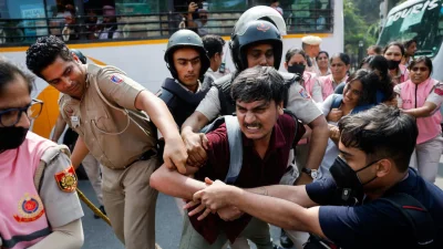 ভারতের প্রধান নির্বাচন কমিশনার জ্ঞানেশ কুমারের পদত্যাগের দাবিতে ককরোচ জনতা পার্টির (সিজেপি) বিক্ষোভের সময় দিল্লির বিক্ষোভস্থলের কাছ থেকে নিরাপত্তা বাহিনীর হাতে আটক হচ্ছেন বিক্ষোভকারীরা। ছবি: রয়টার্স