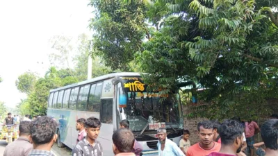 দুর্ঘটনাকবলিত শান্তি পরিবহনের বাস
