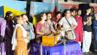 রবীন্দ্রনাথ ঠাকুরের দেয়ালচিত্রের সামনে সমবেত রবীন্দ্রসংগীত