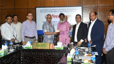 চেক বিতরণ অনুষ্ঠানে শ্রম ও কর্মসংস্থান এবং প্রবাসীকল্যাণ ও বৈদেশিক কর্মসংস্থানমন্ত্রী আরিফুল হক চৌধুরী