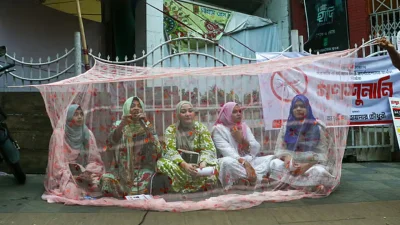 রাস্তায় মশারি টানিয়ে বসে পাঁচ তরুণী