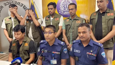 পুলিশ সুপারের কার্যালয়ে আয়োজিত সংবাদ সম্মেলনে অতিরিক্ত পুলিশ সুপার পঙ্কজ বড়ুয়া