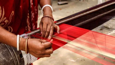 হাতে তৈরি করা শাড়ি