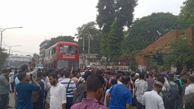 মিরপুর বাঙলা কলেজের মূল ফটকের সামনে রাস্তা অবরোধ করেন বিক্ষোভকারীরা
