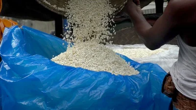 বস্তায় ভরা হচ্ছে মুড়ি। ছবি: বাংলা ট্রিবিউন