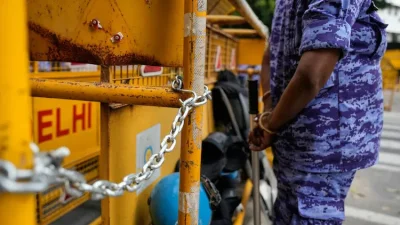 দিল্লির ‘যন্তর মন্তর ২.০’ আন্দোলন ঘিরে কঠোর নিরাপত্তার বলয় দেখা যায়। ছবি: এপি