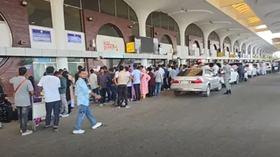শাহজালালে অপেক্ষায় অনেক যাত্রী। সংগৃহীত ছবি