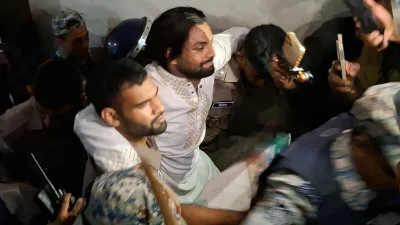 আদালতে নেওয়ার পথে আ ন ম আয়াস