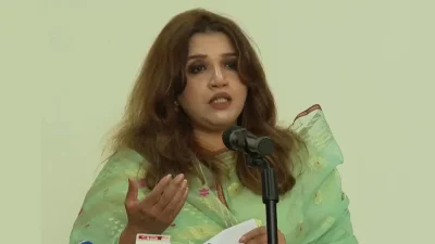 সংবাদিকদের সঙ্গে কথা বলছেন পররাষ্ট্র প্রতিমন্ত্রী শামা ওবায়েদ ইসলাম