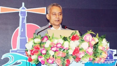 রবিবার রাজধানীর একটি হোটেলে নৌপরিবহন মন্ত্রণালয় আয়োজিত সেমিনারে প্রধান অতিথির বক্তব্যে কথা বলেন নৌপরিবহনমন্ত্রী শেখ রবিউল আলম। ছবি: বাসস