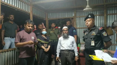 পাবনার ফরিদপুরে ছদ্মবেশে অভিযান চালিয়ে জেলি, সয়াবিন তেল ও রাসায়নিক পদার্থ দিয়ে ভেজাল দুধ তৈরির অভিযোগে দুই প্রতিষ্ঠানকে জরিমানা করেছে প্রশাসন