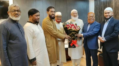 দেশে ফেরার পর জামায়াতে ইসলামীর আমির ডা. শফিকুর রহমানকে ফুল দিয়ে বরণ করা হচ্ছে