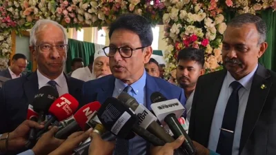 সাংবাদিকদের সঙ্গে কথা বলছেন শিক্ষামন্ত্রী ড. এ এন এম এহসানুল হক মিলন